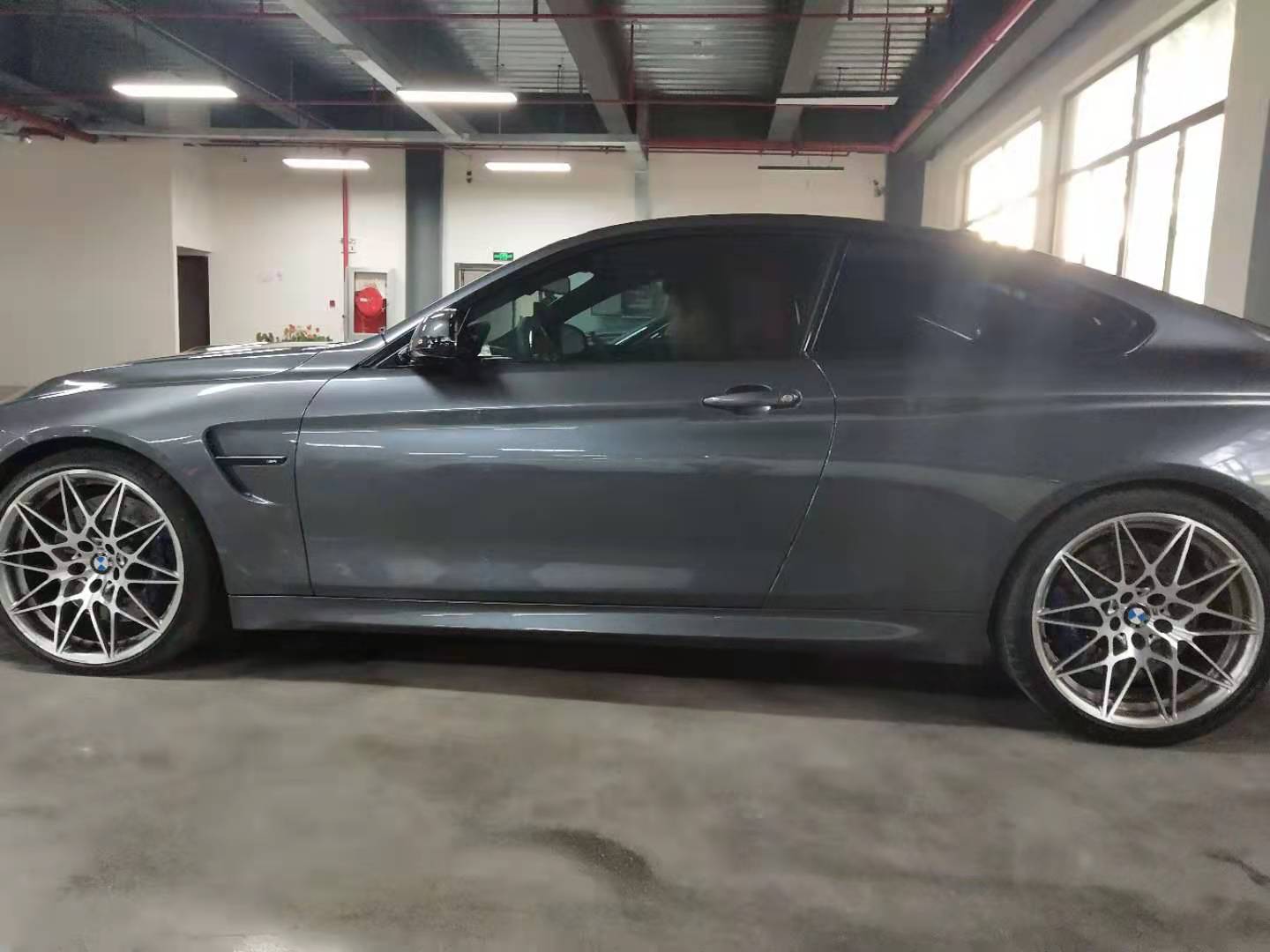 品牌:寶馬產品介紹:不斂鋒芒,盡顯高性能美學 bmw m4 雷霆版的外觀